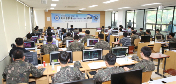 제4회 항공기술(항공전자/전자회로설계분야) 경연대회’가 지난 24일 대구 영진전문대학교 국방전자통신실습실에서 개최됐다. 사진은 대회 참가자들이 회로설계에 몰두하고 있는 모습.