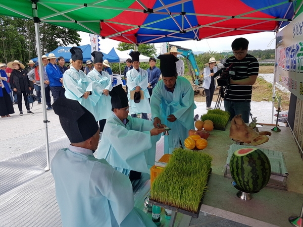 영천시농민회가 28일 올 한해 풍년을 기원하는 풍년농사기원제와 손모심기 행사를 고경면 용전리 들판에서 개최했다.
