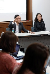 이우석 코오롱생명과학 사장이 지난 4월 11일 서울 종로구 버텍스코리아 비즈니스센터에서 열린 인보사 유전자 치료제 관련 미팅에서 취재진의 질문에 답하고 있다. [뉴시스]