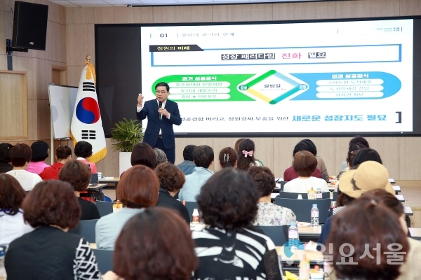 허성무 창원시장‘제20기 창원농심대학’에서 특강을 하고 있다. © 창원시 제공