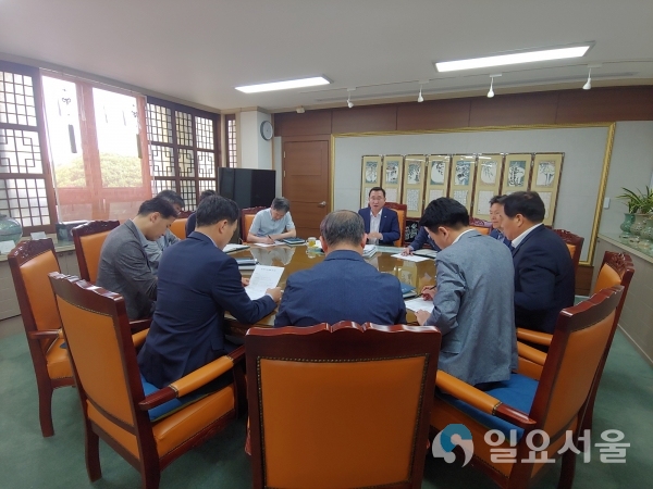 통영시는 굴 껍데기 처리 처리를 위한 방안에 대해 협의하는 자리를 가졌다. © 통영시 제공
