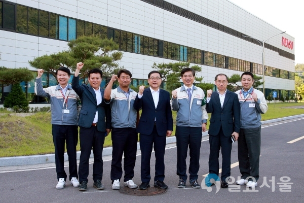 허성무 시장은 덴소코리아 노사임원진들과 애로사항을 청취하고 함께 해법을 모색했다.     © 창원시 제공