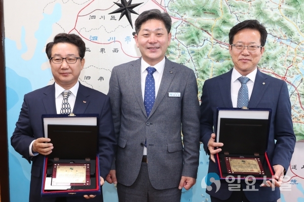 지역경제 활성화 기여 업체 감사패 수여(왼쪽부터 sk김우영상무, 백두현 군수, 고성그린파워 임진규 대표) © 고성군 제공