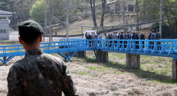 판문점 공동경비구역(JSA) 견학이 재개된 지난 1일 오전 안보견학을 온 관광객들이 작년 4.27 남북정상회담 당시 문재인 대통령과 김정은 북한 국무위원장이 친교산책 후 대화를 나눈 도보다리를 견학하고 있다. [뉴시스]