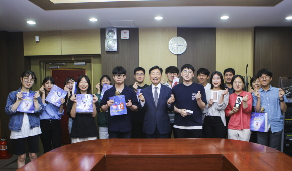 ‘개교 57주년 생일축하 퀴즈대회’에서 수상한 학생들이 하트를 보이며 즐거워하고 있다. 사진=계명문화대