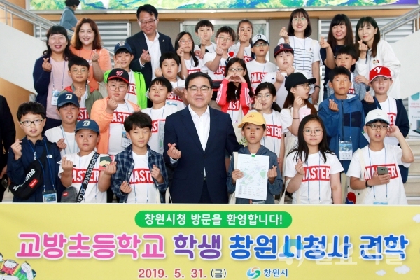 허성무 시장, 직접 마중 나와 사인과 기념촬영 함께해 © 창원시 제공