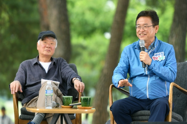 이철우 도지사(오른쪽)가 지난 1일 백두대간 인문캠프에 참여해 인삿말을 하고 있다.