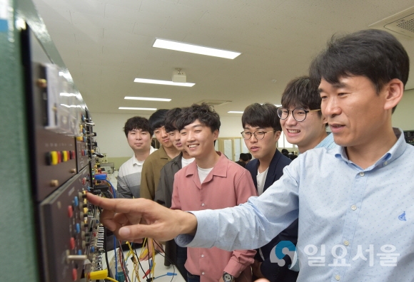 영진전문대학교 ‘일본전기반’1기 학생(2년)들이 김정호 교수의 지도를 받으며 PLC실습을 받는 모습. 사진=영진전문대