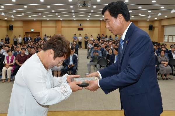 최영조 경산시장(오른쪽)이 3일 착한나눔봉사왕 이춘희씨에게 상패를 수여하고 있다.