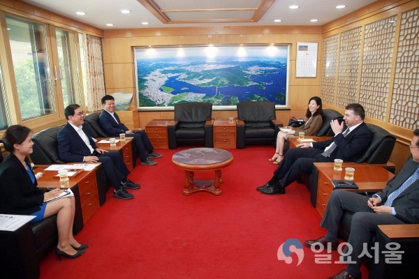 허성무 시장, 한국지엠 카허 카젬 사장과 지역현안 공유 © 창원시 제공