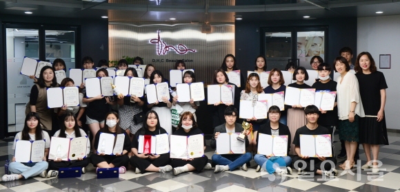 대구보건대학교 뷰티코디네이션과 교수와 학생들이 4일 교내 학과실습실 앞에서 각종 뷰티대회에 수상한 상장을 들고 기념 촬영을 했다. 사진=대구보건대
