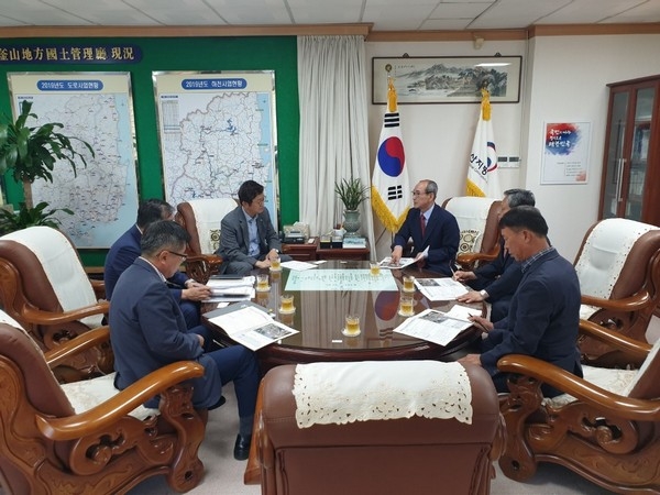 이승율 군수가 지난 3일 2020년도 지역현안 국도·국지도사업에 필요한 국비반영 조기착공 될 수 있도록 부산지방국토관리청 정태화 청장과의 면담을 하고 있다.