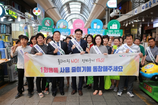 6월 4일 암사종합시장 상인회 사무실에서 시장 상인회, 환경시민단체와 함께1회용 비닐봉투 줄이기 업무협약을 체결하였다.