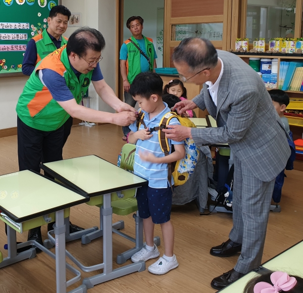 5월 29일 거여초등학교에서 학생들에게 호루라기를 달아주는 모습