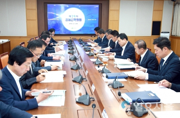 창원시 ‘기업 애로 및 건의사항 추진상황 보고’ 경제전략회의     © 창원시 제공