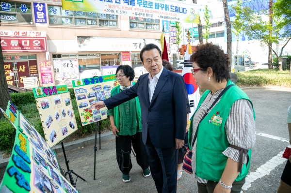 ▲ 5일(수) 노현송 강서구청장(왼쪽 두 번째)이 새마을문고 관계자와 도서 기증문화에 대해 대화를 나누고 있다.