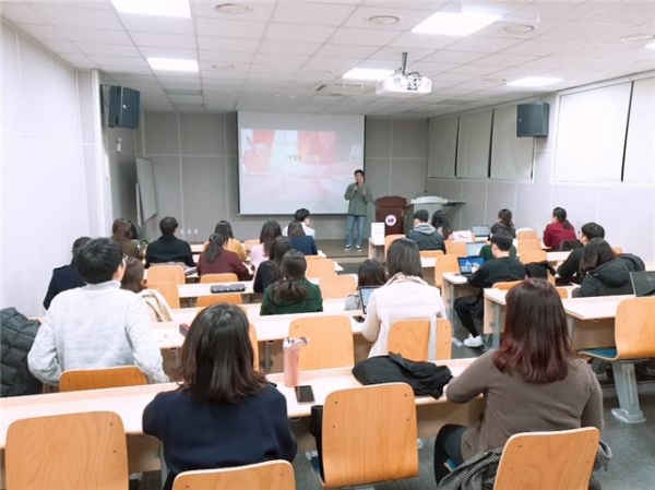 ▲지난해 일자리카페 ‘마케팅 교육’에 참석한 청년들이 강의를 듣고 있다.
