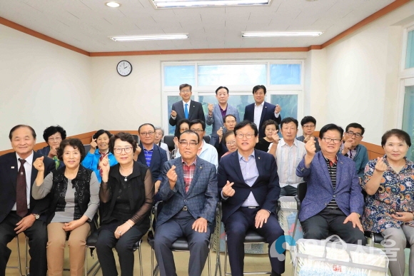 호국보훈의 달을 맞아 보훈단체 사무실을 방문하고 기념 촬영을 하고 있다. 사진=수성구청