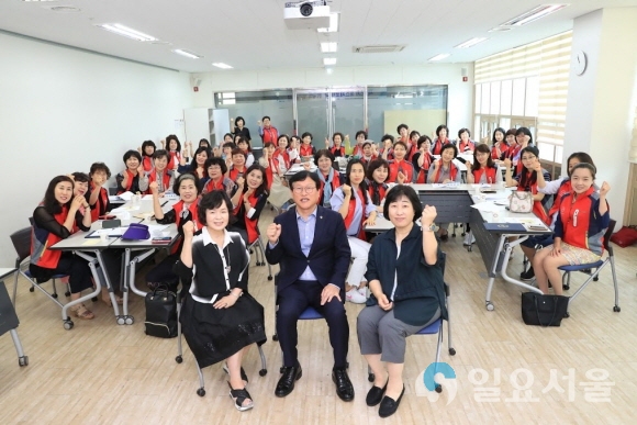제4기 로즈서포터즈단 위촉식 기념촬영을 하고 있다. 사진=수성구청