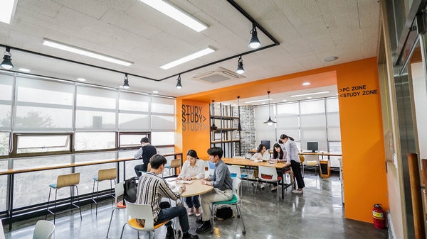스터디 라운지에서 공부중인 학생들.