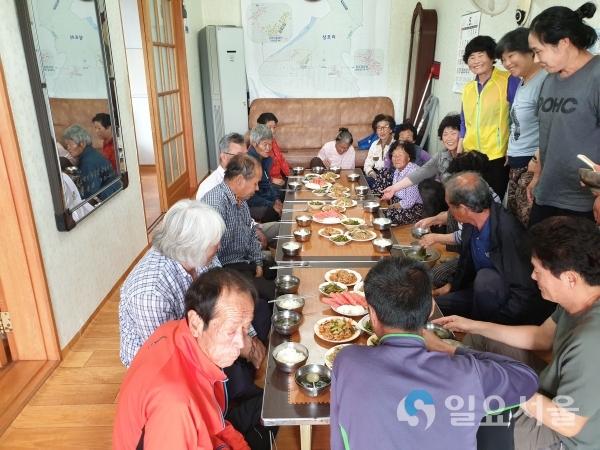 마을급식(쌍책 관수마을) © 합천군 제공
