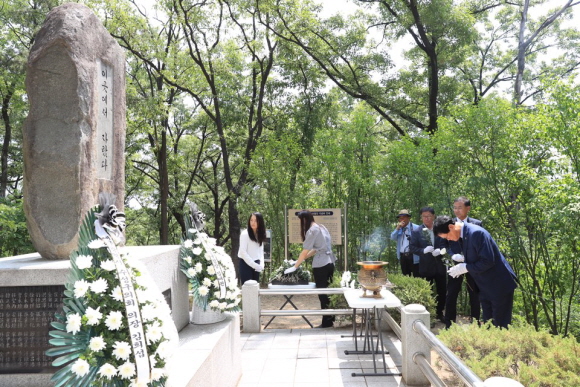 육군 공병5기 6·25참전 기념비 참배를 하고 있다.
