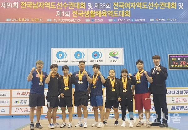왼쪽부터 한근규ㆍ곽태준ㆍ고우민ㆍ황인창ㆍ김종경ㆍ윤하제ㆍ김지희ㆍ전상현 선수, 진영삼 감독.     © 경남대학교 제공