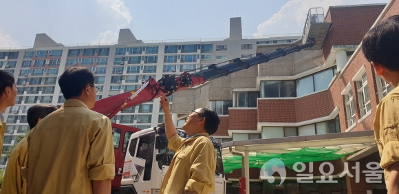 배성근 부교육감을 비롯한 대구시교육청 관계자들이 사립학교 적벽돌 탈락 사고 현장을 방문해 시설물을 점검하고 있다. 사진=대구시교육청