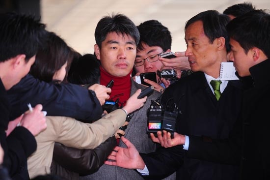 장진수 전 총리실 주무관이 검찰에 출석하기 전 기자들로부터 질문을 받고 있다.<서울=뉴시스>