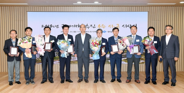 경북도가 24일 ‘2018년 규제개혁 추진실적 평가 우수 시군’에 대상은 안동시와 의성군이 선정했으며, 최우수상에는 상주시․성주군,우수상은경산시․봉화군, 장려상은 구미시․예천군을 선정했다.