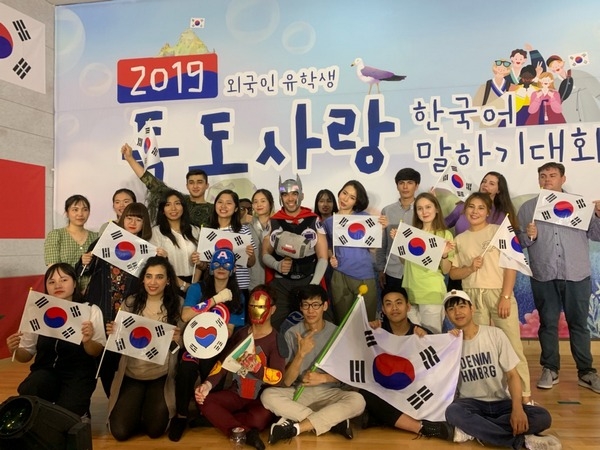 경북도와 대구시가 24일 대구대 종합복지관 소극장에서 ‘2019 외국인 유학생 독도사랑 말하기대회’ 개최하고 단체사진을 찍고 있다.