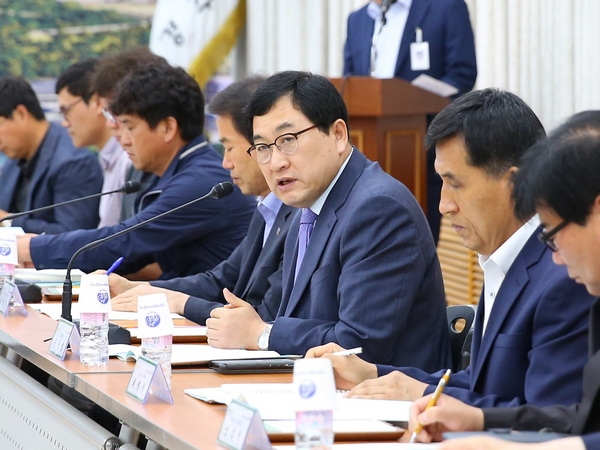 주낙영 경주시장이 24일 관내 주요 건설관계자 등을 초청해 지역 건설경기 활성화에 적극적인 협조를 당부했다.
