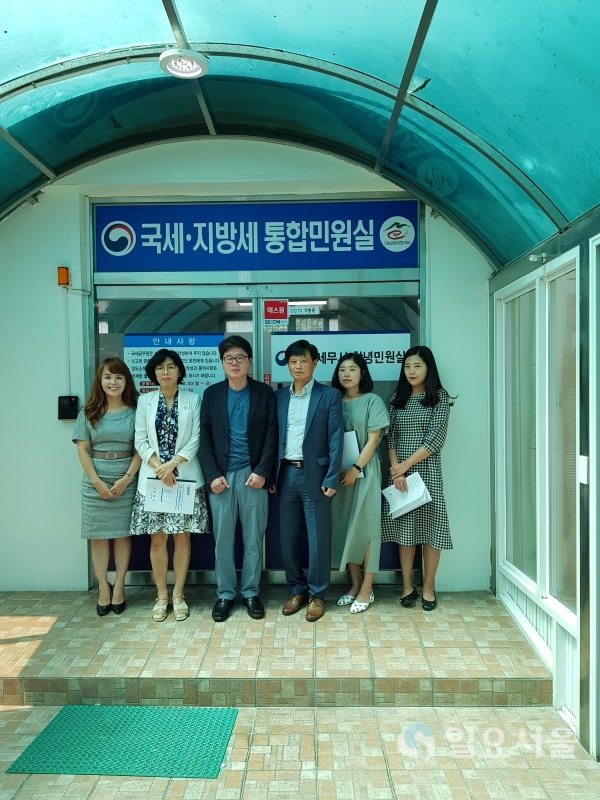 창녕군 ‘국세지방세 통합민원실’을 충남 홍성군 벤치마킹 방문하고 기념촬영을 하고 있다. © 창녕군 제공