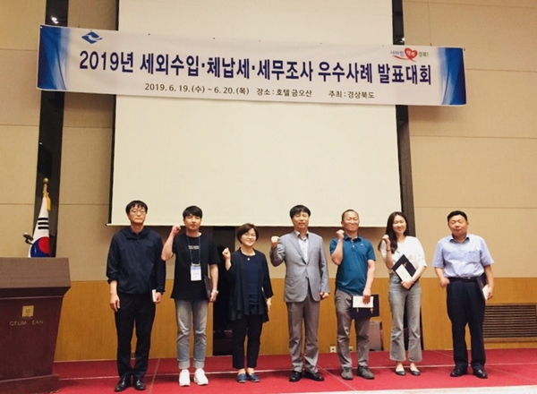 오른쪽 두번째 경주시 손슬기 주무관.