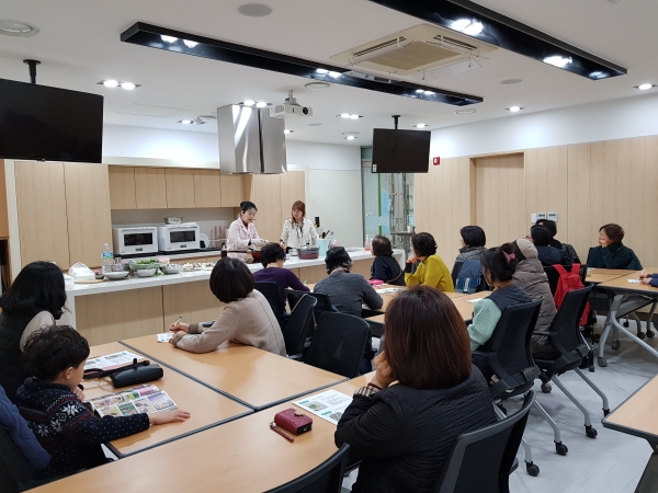 지난 3월 강일보건지소에서 주민 15명과 함께 만성질환 건강밥상 쿠킹 프로그램 진행