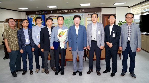 권영세 안동시장(왼쪽 네번째)이 26일 공무직 퇴임식에 참석해 퇴직자에게 안동시 발전을 위해 헌신해 온 데 대한 감사와 축하의 뜻으로 안동시장 공로패와 꽃다발을 수여하고 기념사진을 찍고 있다.