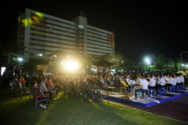안동문화원(원장 이동수)이 27일 저녁 7시 동부동 문화공원에서 ‘제55회 문화공원 열린음악회’를 개최한다.(사진=지난해 행사)