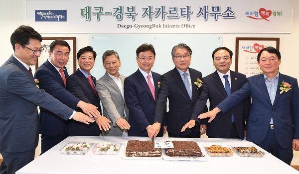 이철우 도지사(오른쪽 네번째)와 대구시 경제부시장을 비롯해 주인도네시아 한국대사관공사, KOTRA관장, 월드옥타 자카르타지회장 등이 참석해 공동사무소 개소를 축하하고 있다.