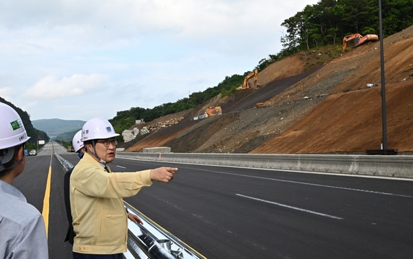주낙영 경주시장이 27일 장항리 국도4호선 수해복구 현장을 방문해 복구현장을 둘러보고 있다.