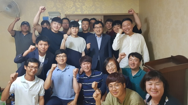 주낙영 경주시장이 지난 25일 동천동 소재 식당에서 청년농부 등 30여명과 함께 소통의 장을 마련해 진솔한 대화의 시간을 가지고 단체사진을 찍고 있다.