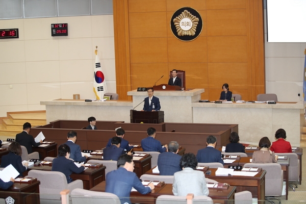 포항시의회(의장 서재원)가 27일 제3차 본회의를 끝으로 18일간의 제1차 정례회 활동을 마무리했다.