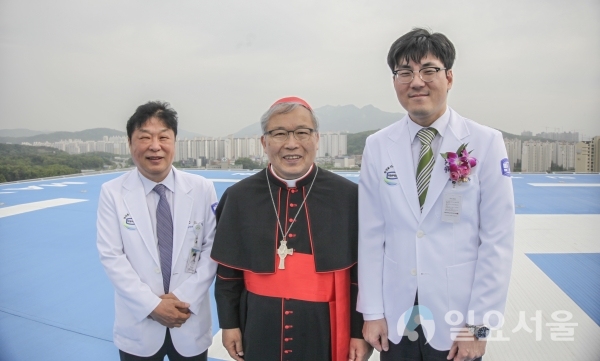 박태철 병원장, 염수정 추기경, 조항주 센터장