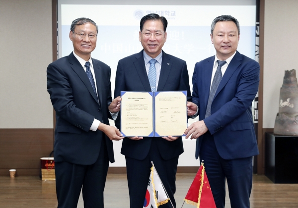 영남대는 27일 산시재경대와 MOU를 체결하고 교류협력을 약속했다(왼쪽부터 산시재경대 리우웨이치 총장, 영남대 서길수 총장, 산시성 교육청 우쥔칭 청장)