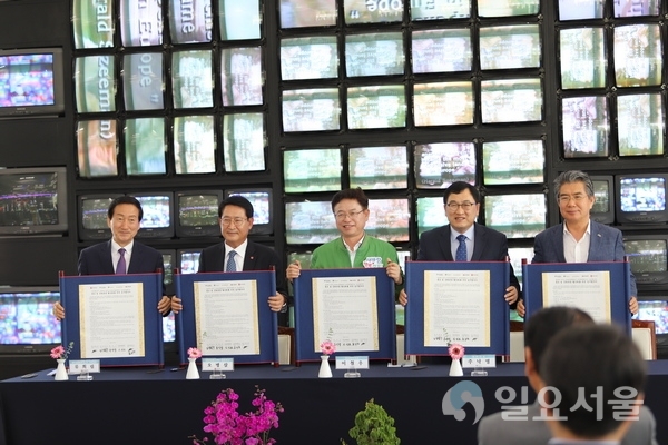 이철우 경북도지사(왼쪽 세번째)가 2일 경주세계문화엑스포기념관에서 네오트랜스(주)와 문화관광사업 교류 및 홍보에 관한 업무협약을 체결하고 단체기념사진을 찍고 있다.(사진 좌부터 류희림 경주엑스포사무총장, 오병삼 네오트랜스(주) 대표이사, 이철우 경북도지사, 주낙영 경주시장, 김성조 경북문화관광공사 사장)