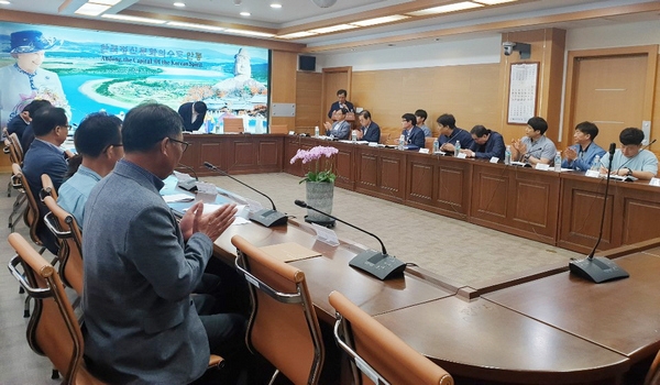 안동시가 지난달 27일 안동시 특산품 지정 심의위원회를 열고 생강 진액과 표고버섯을 지역 특산품으로 지정하기로 의결했다.