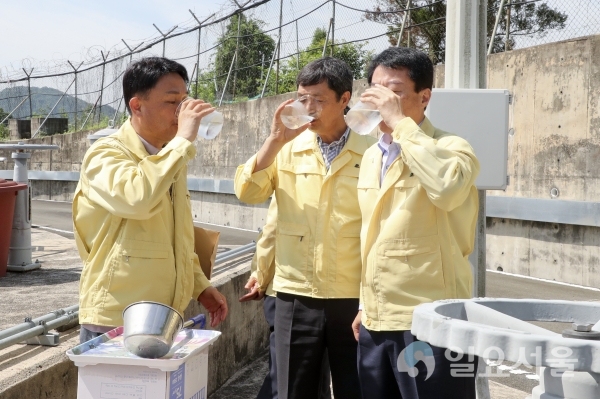 상수도 취 배수장 현장점검에서 문준희 군수가 직접 수돗물을 마시고 있다. © 합천군 제공