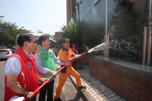 허인환 구청장(가운데), 비상소화장치 교육훈련에 직접 참여