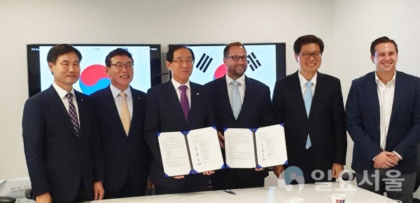 거점 국립대학교 총장단은 7월 4일 영국 런던에 위치한 세계 대학 평가 기관인 THE와 공동협력을 위한 MOU를 체결했다. 왼쪽에서 세 번째가 거점 국립대 총장협의회 이상경 회장(경상대 총장), 네 번째는 THE의 최고 사업 책임자(CCO) Nick Pirog 씨이다. © 경상대학교 제공