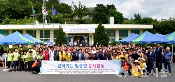 7월 찾아가는 맞춤형 봉사활동 단체사진 © 진주시 제공