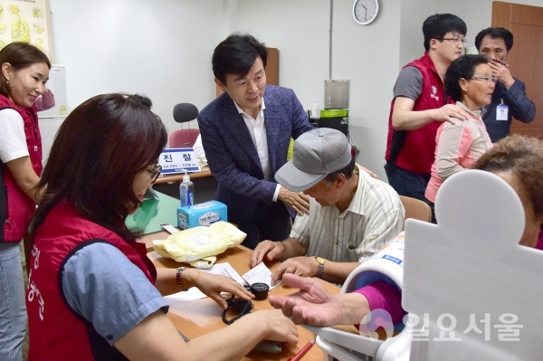 7월 찾아가는 맞춤형 봉사활동에 참여한 조규일 시장 © 진주시 제공